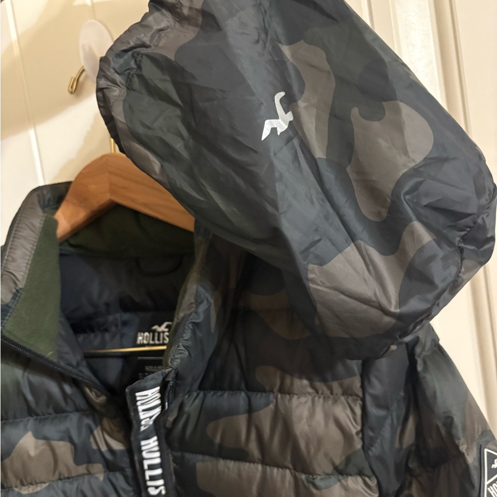 Hollister Women Gray Camouflage Puffer Jacket - Picture 3 of 3